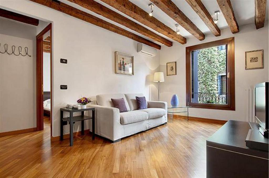 威尼斯Salmaso Apartments的客厅配有白色的沙发和桌子