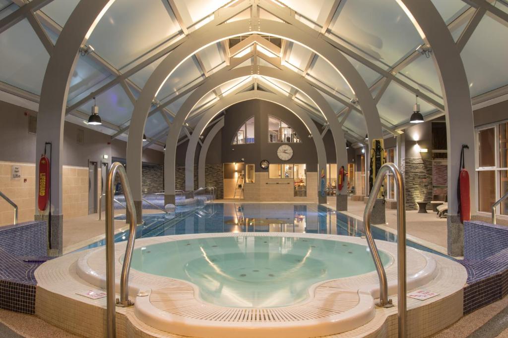 韦克斯福德华福酒店的大楼中央的热水浴池