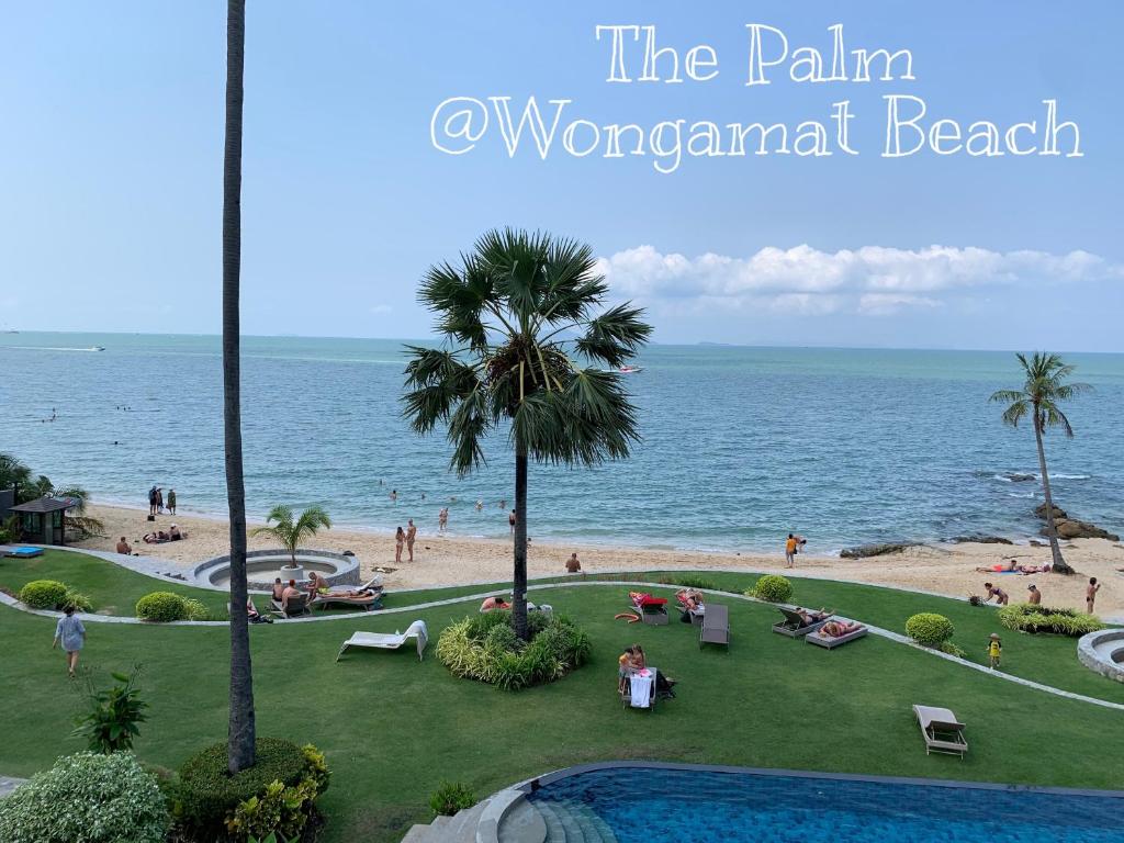 北芭堤雅Beach Front Condominium at The Palm Wongamat的从棕榈树林海滩度假村的阳台可欣赏到海滩景色