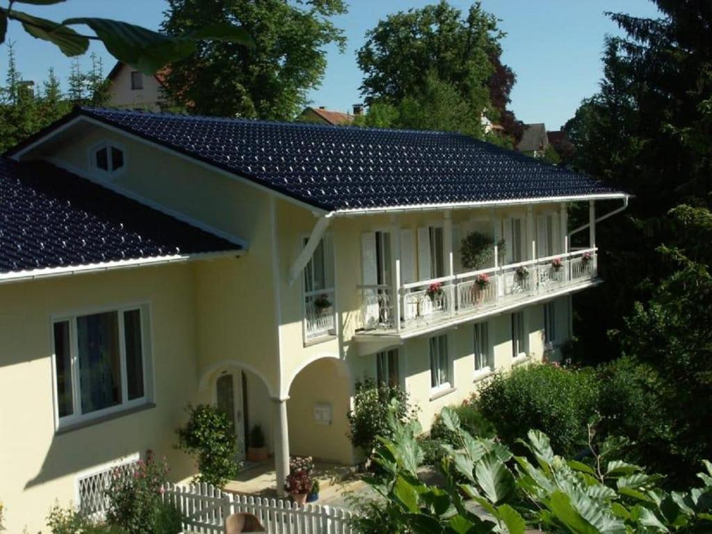 沙伊代格阿尔瓜维拉公寓的屋顶上设有太阳能电池板的房子