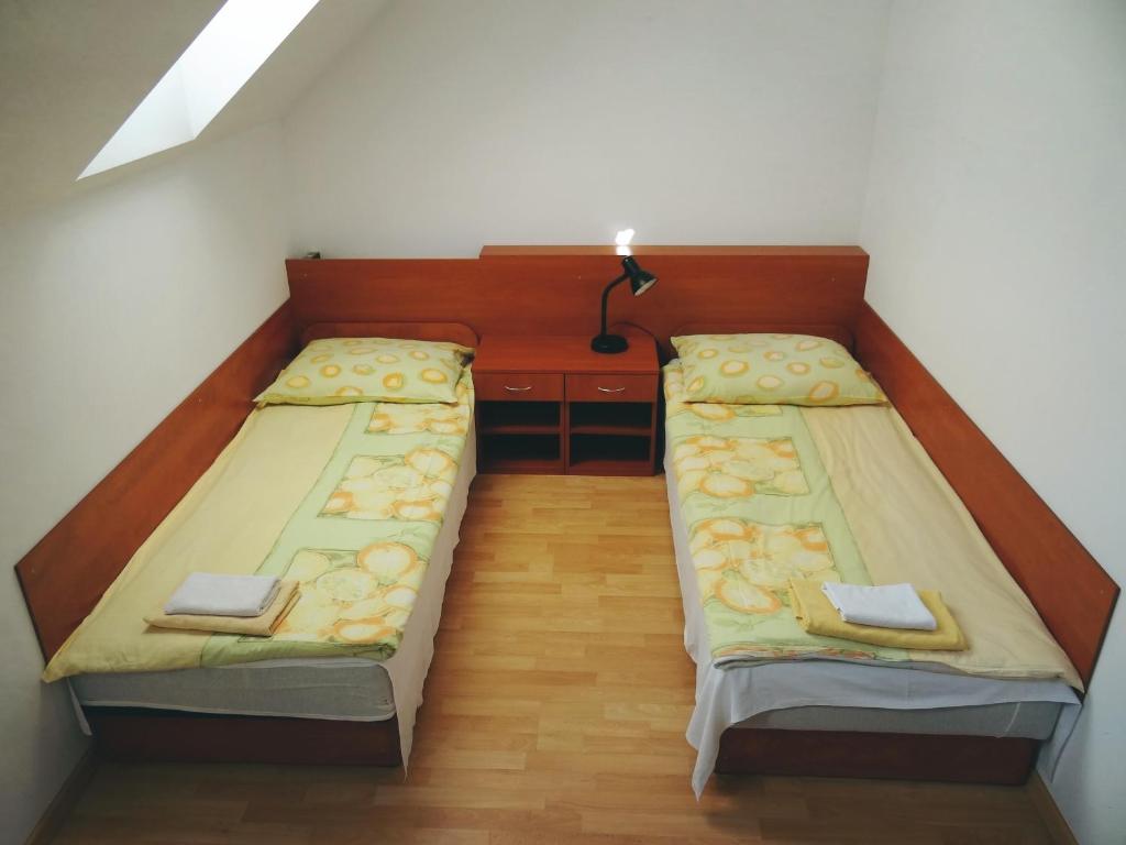 华沙Willa Ewa的小型客房配有两张床,