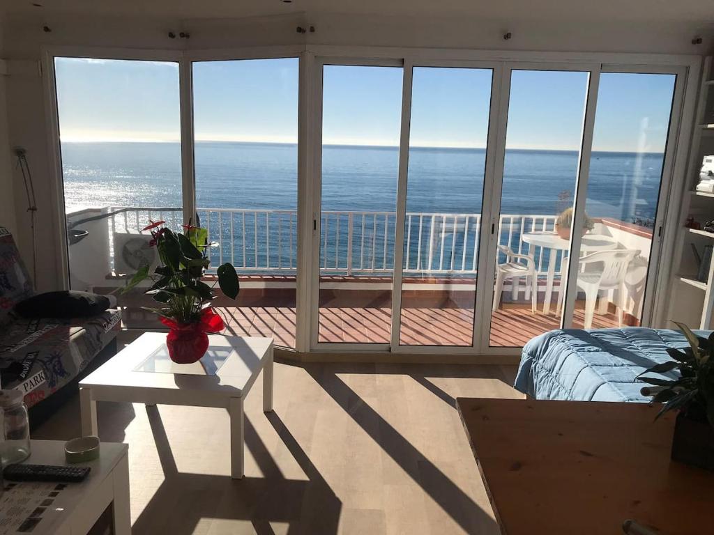 卡内·德·玛尔Espectacular apartamento cerca de Barcelona con free wifi的卧室设有海景阳台。