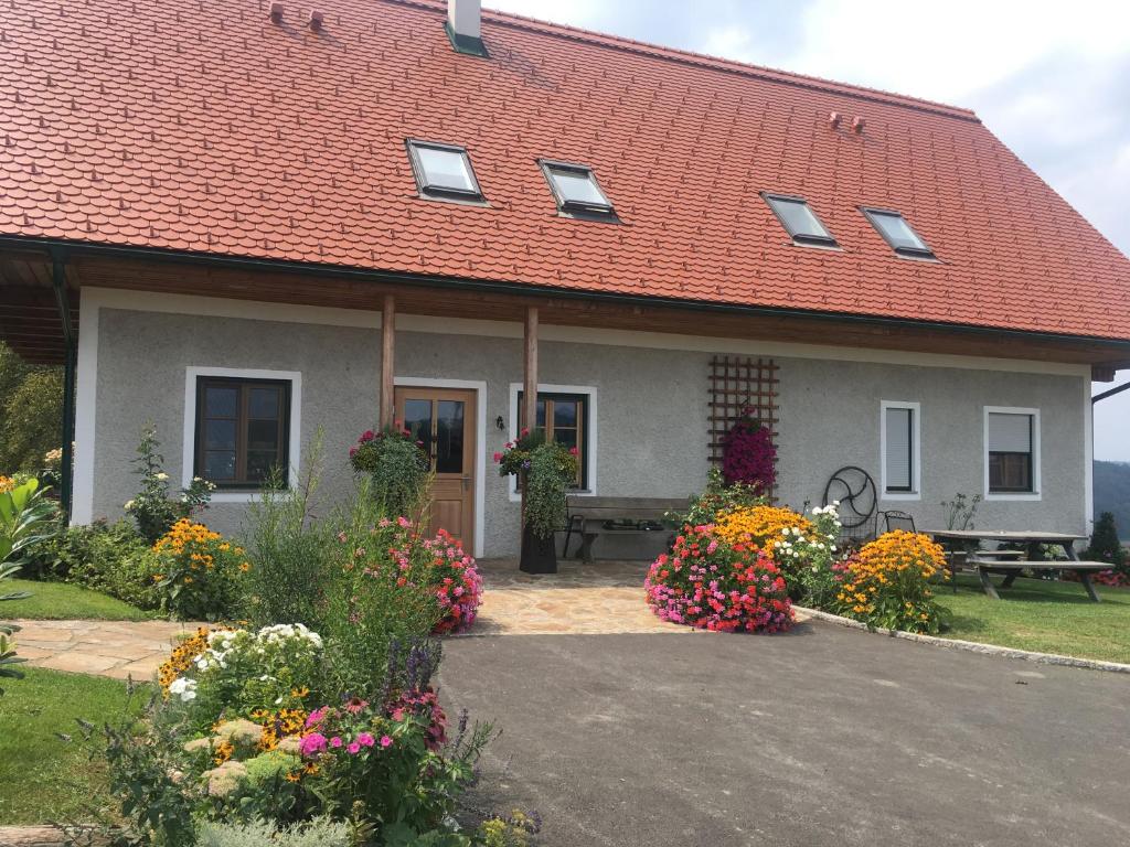 洛伊查赫Hopfenhof的前面有长凳和鲜花的房子