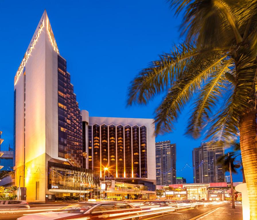 吉隆坡吉隆坡千禧大酒店的棕榈树的城市天际线