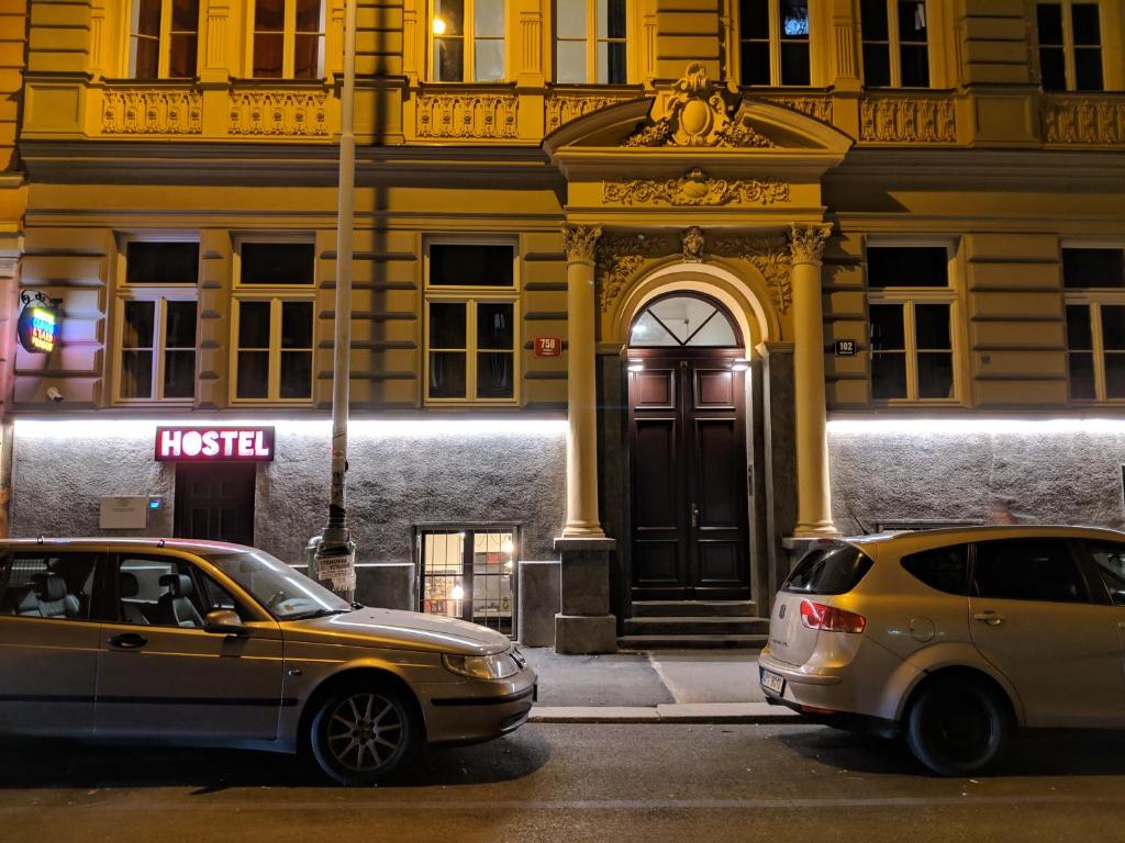 布拉格克洛维巴德旅馆的两辆汽车停在大楼前