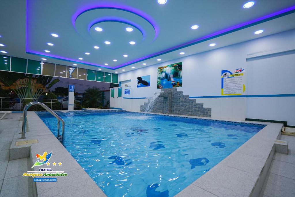 新洛哈Hotel Marques Amazonico的一座带蓝色天花板的大型室内游泳池
