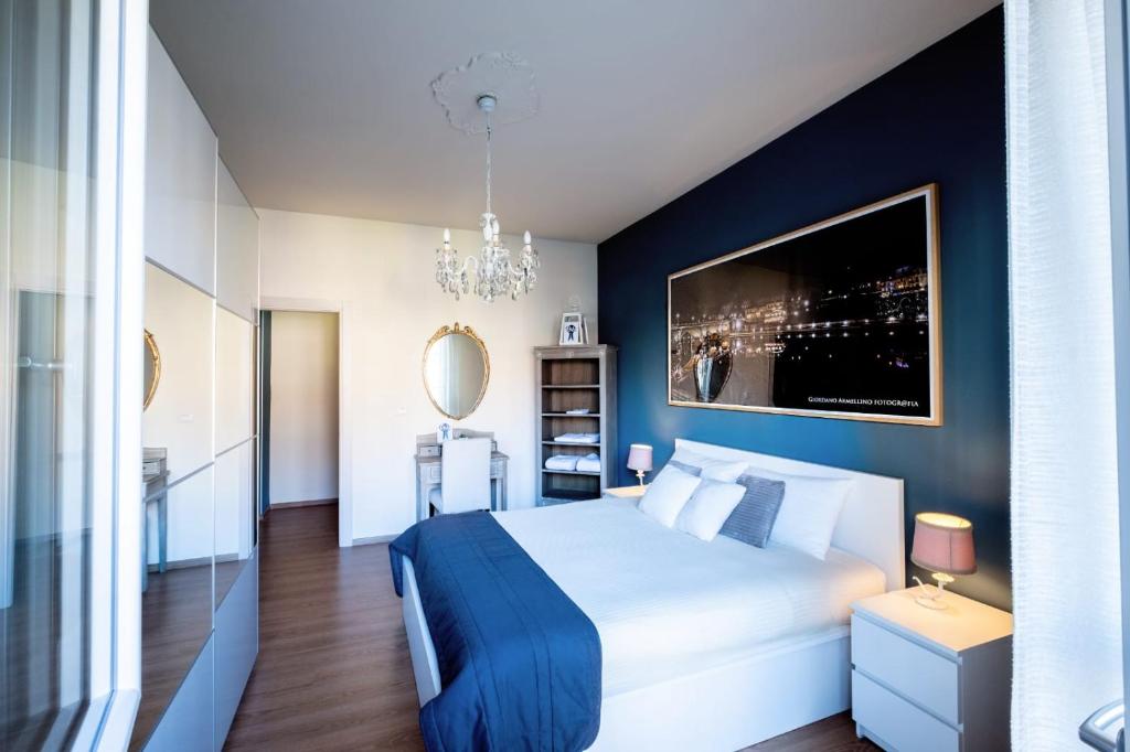 都灵ReLù, intero appartamento Allianz Arena (Juventus Stadium)的卧室配有白色的床和蓝色的墙壁