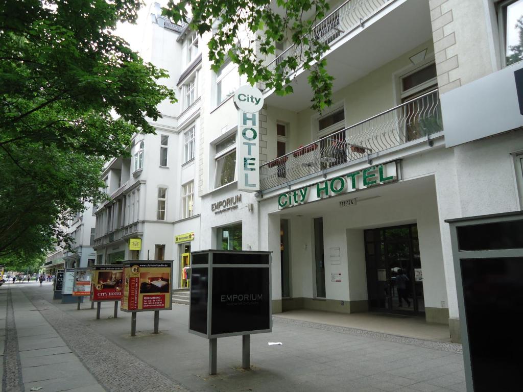 柏林选帝侯大街城市酒店的一座城市酒店标牌的建筑