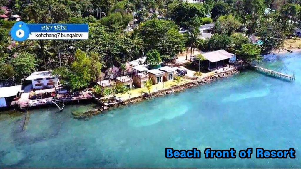 象岛象岛7旅馆的享有海滨度假胜地的空中景致