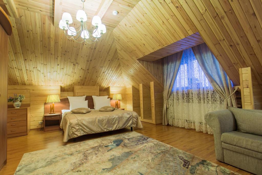 苏兹达尔苏维特利特伦酒店的一间卧室配有一张床和一个吊灯