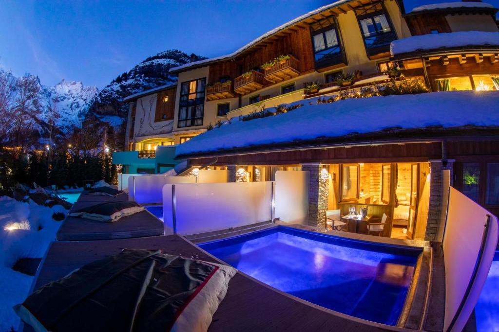 库马约尔格兰白塔疗养酒店的雪中带游泳池的房子