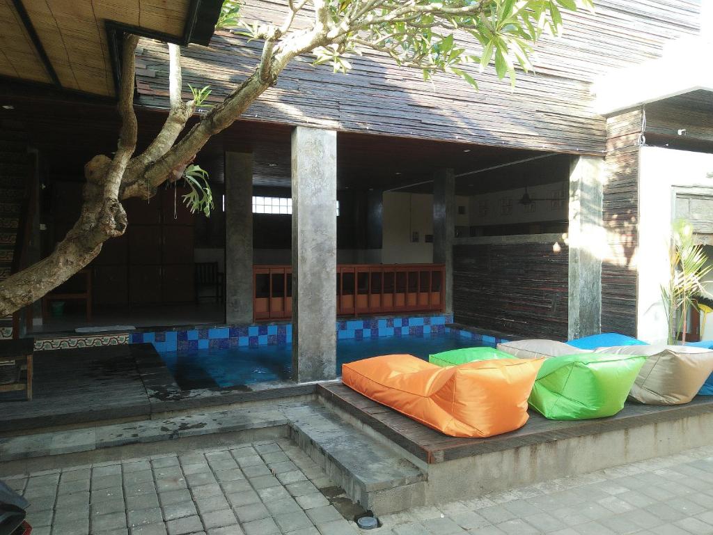 沙努尔Made House Homestay and Dormitory的一个带游泳池的室外休息区