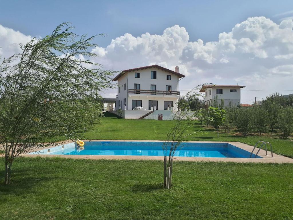 伊夫兰Villa SALAM的庭院中带游泳池的房子