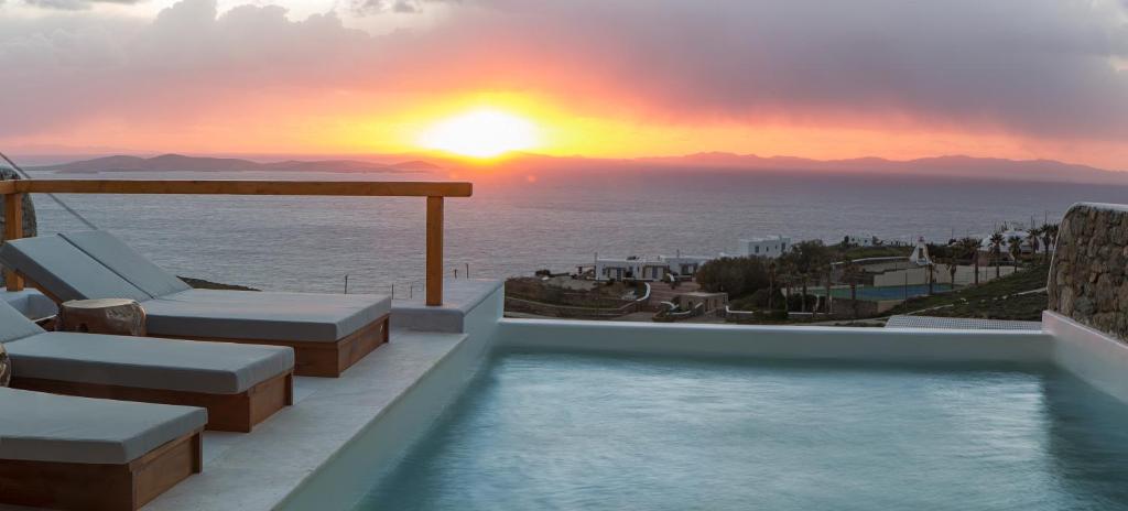 法纳里VILLA ATHENA- Private Pool- Amazing Aegean View的日落时分享有海洋美景的游泳池
