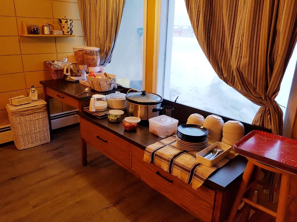 圣约翰堡大篷车汽车旅馆的厨房配有带餐具的桌子