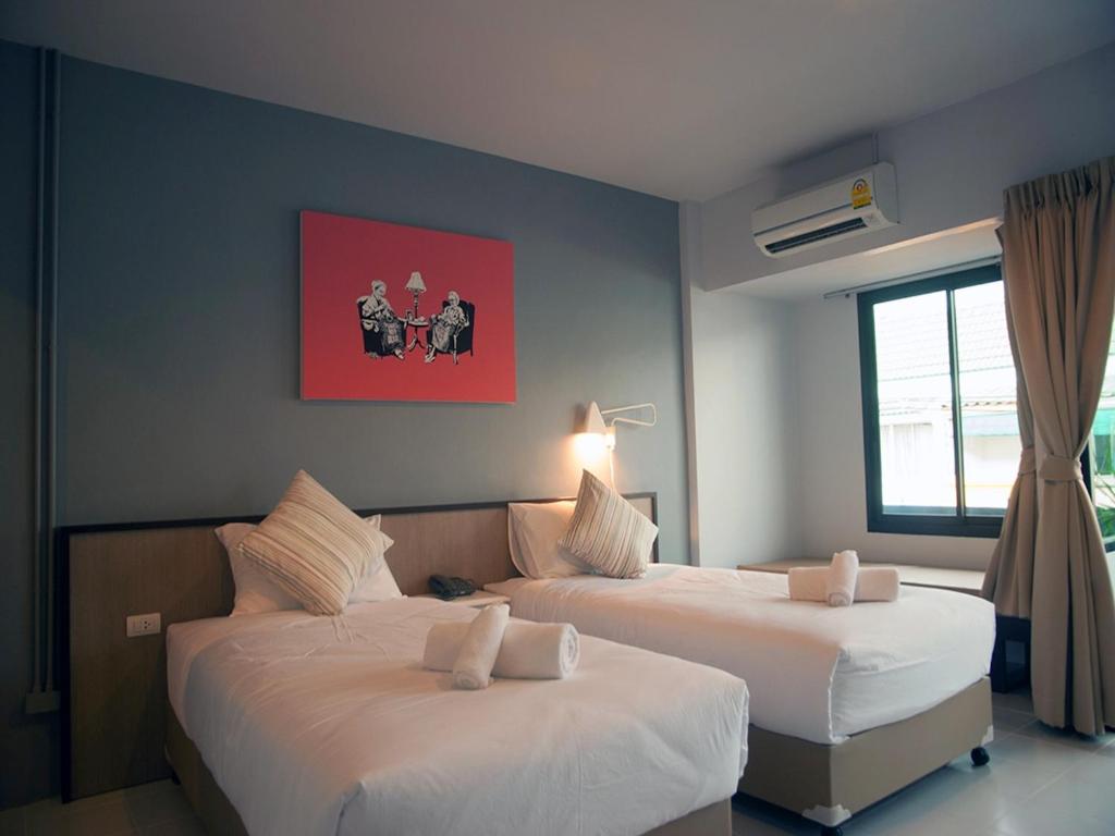 查龙查龙海风酒店的配有两张床的酒店客房