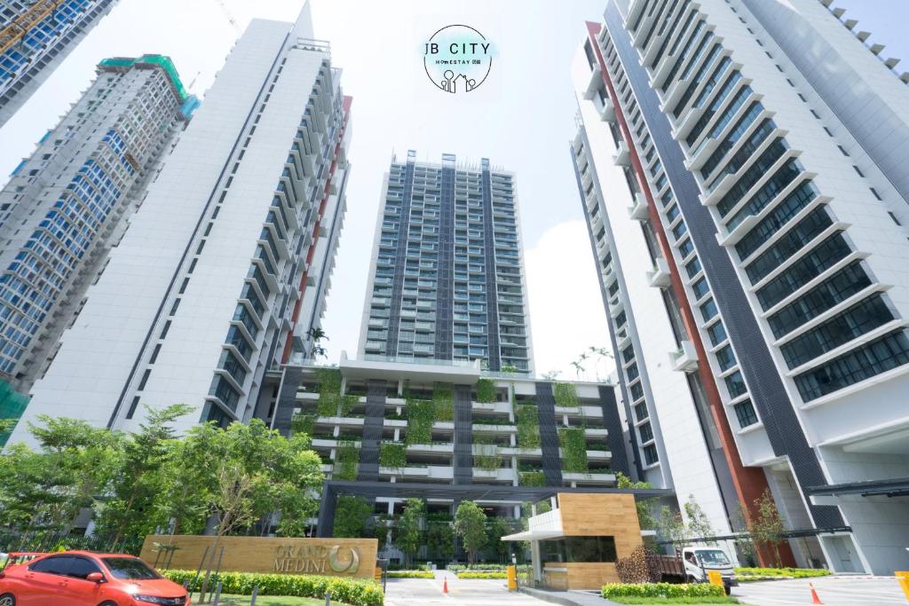 努沙再也Grand Medini Suites by JBcity Home的城市中一群高大的建筑