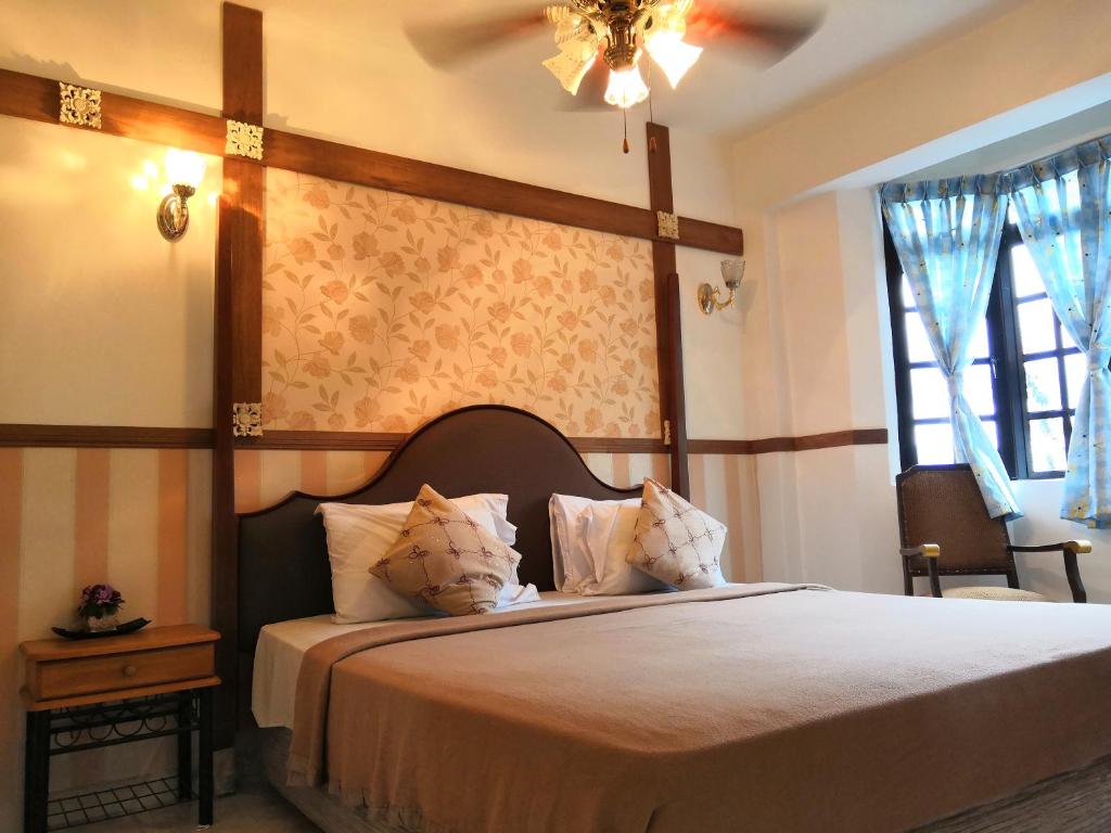 武吉丁宜云顶山脚成功山公寓的一间卧室配有一张大床和一个吊灯。