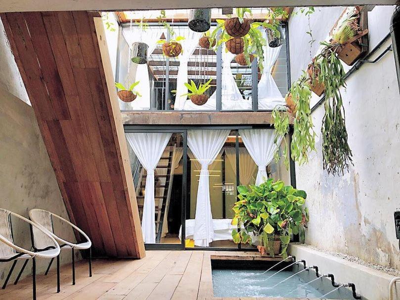 马六甲Rimba Jonker, Melaka Heritage Residance的阳台配有桌椅和植物