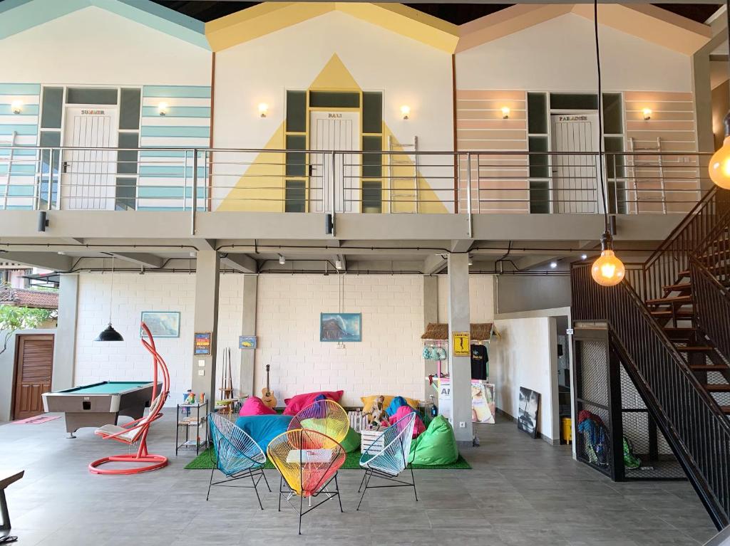 库塔Beach Hut Hostel的配有乒乓球桌和椅子的房间