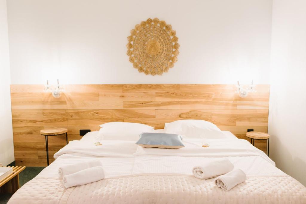 波兹南Hotel Rezydencja Solei的卧室配有白色的床和2条毛巾