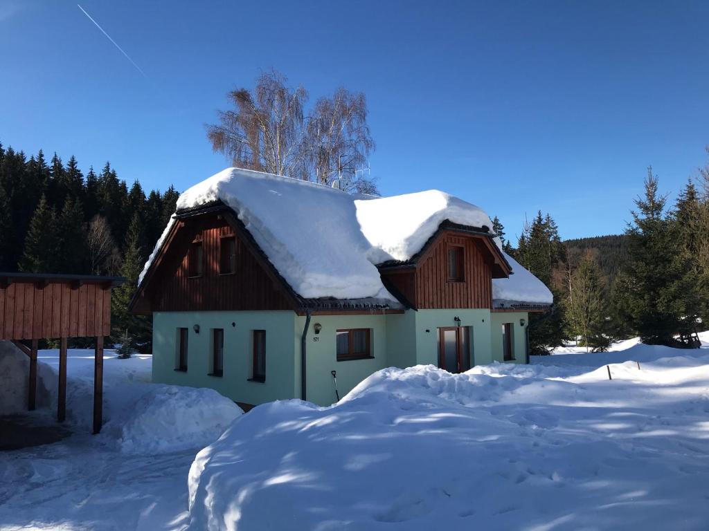 哈拉霍夫Harrachov 571的屋顶上积雪的房子