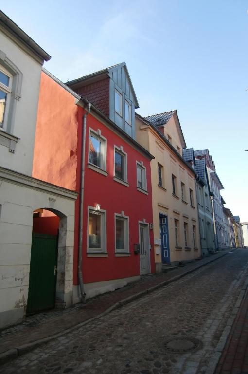 瓦伦Hafenkieker的街道边的红色建筑