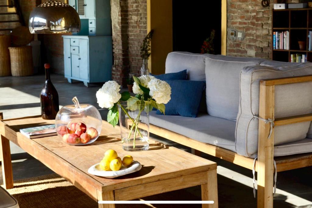 亚历山德里亚La Fornace的咖啡桌,水果和花瓶
