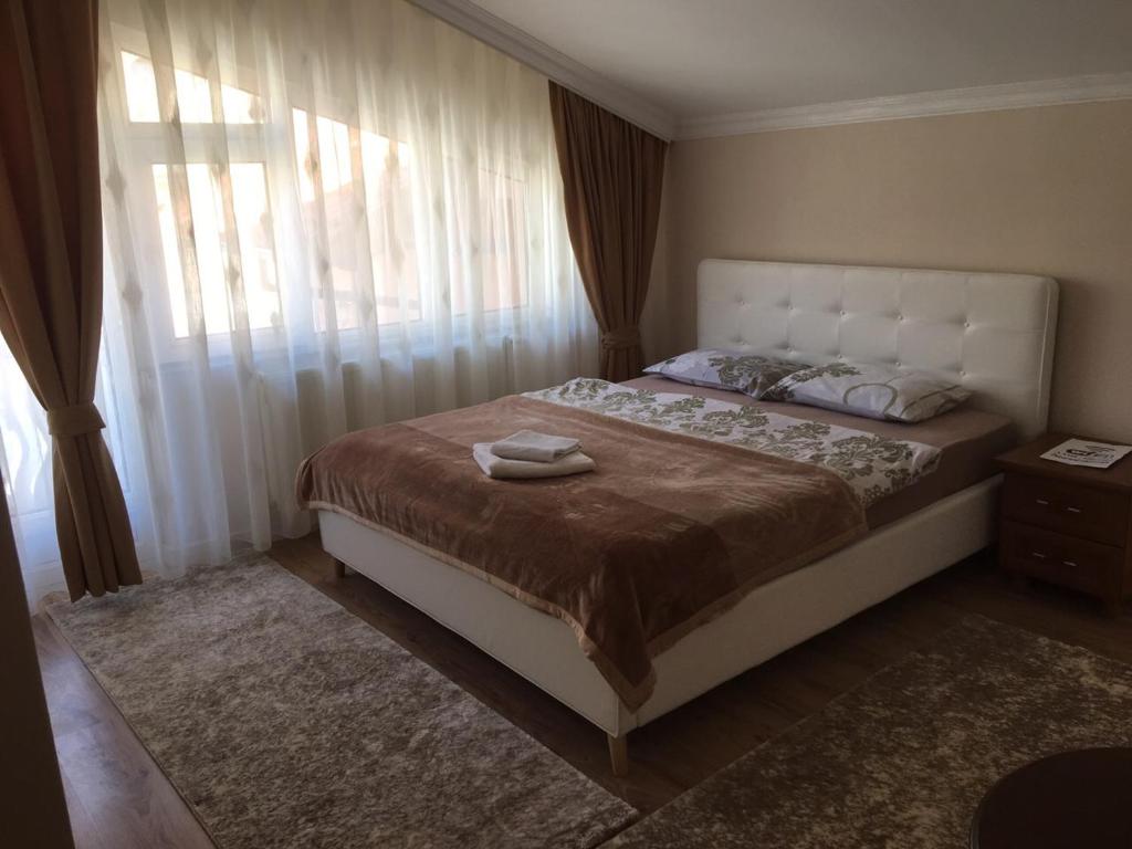 普里什蒂纳Apartment Perla的一间卧室配有一张床,上面有两条毛巾