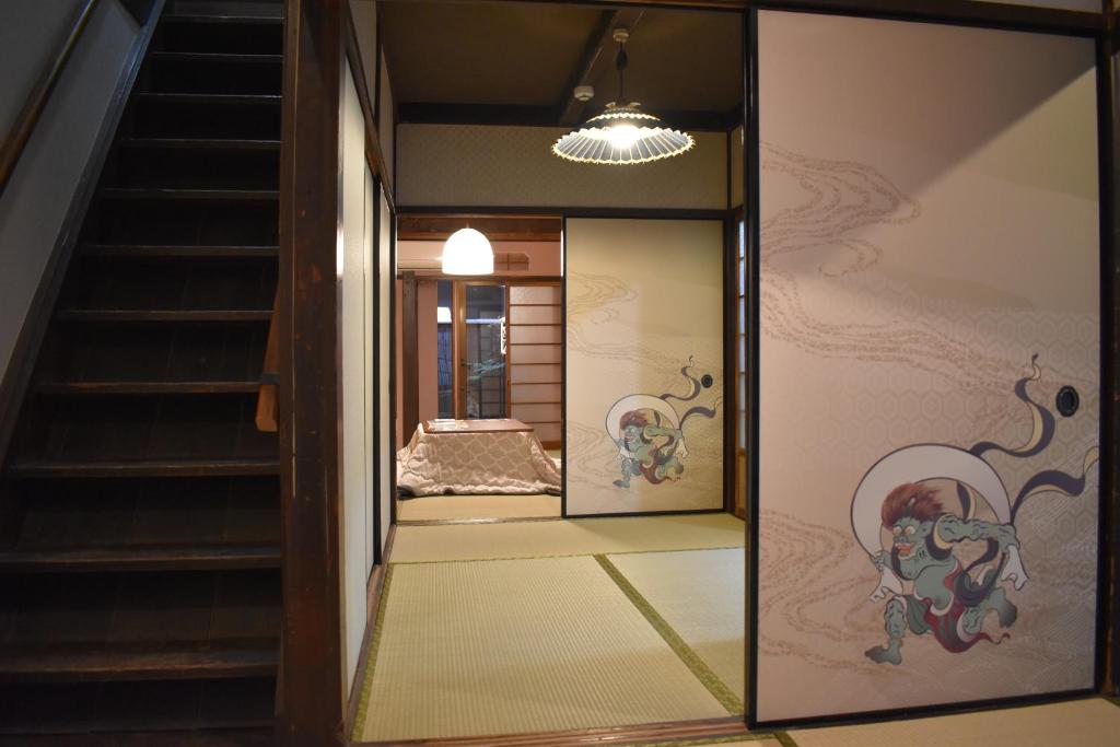 京都Nishioji TANUKI 西大路 狸的一张床铺的房间前方的镜子