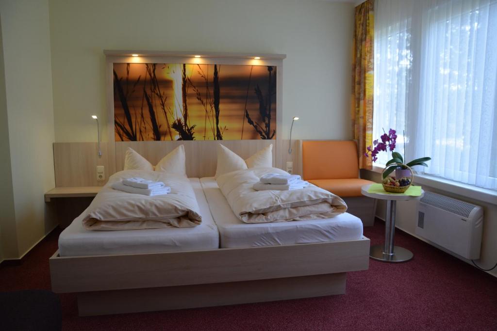 RetgendorfHotel im Ferienpark Retgendorf的一间卧室配有带2个枕头的床