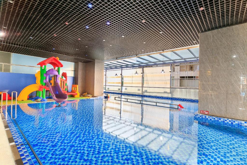 头顿Khách sạn San Hô Vũng Tàu (Coral Hotel)的一个带游泳池的大型游泳池
