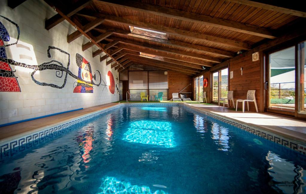 Hinojosas de Calatrava山谷酒店的房屋内的游泳池