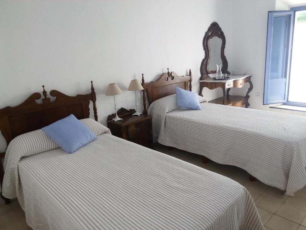 伊格拉德拉谢拉Las Jimenas的酒店客房,设有两张床和镜子