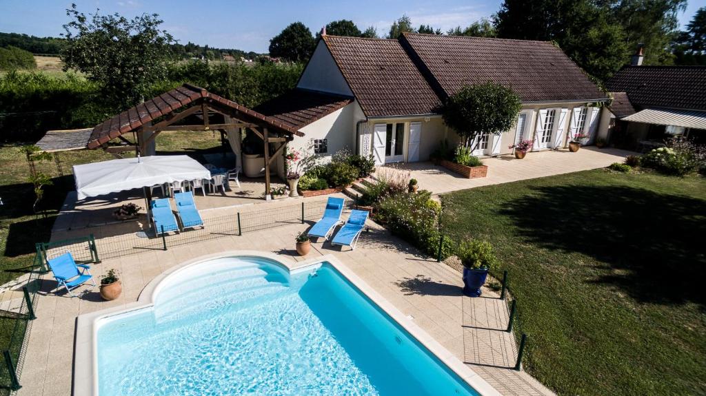 蒙特普利斯尚伯德Le Clos Lamy的享有带游泳池的房屋的空中景致