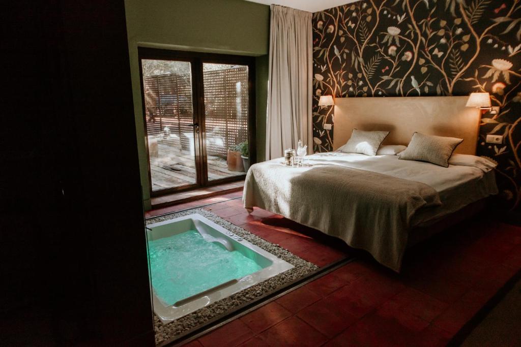 昆卡派纳精品酒店的一间卧室配有一张带浴缸的床