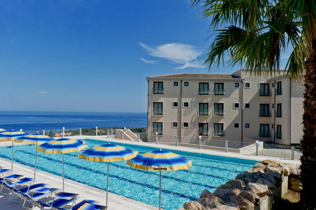 卡拉古诺内Hotel Brancamaria的一个带蓝色和黄色遮阳伞的大型游泳池