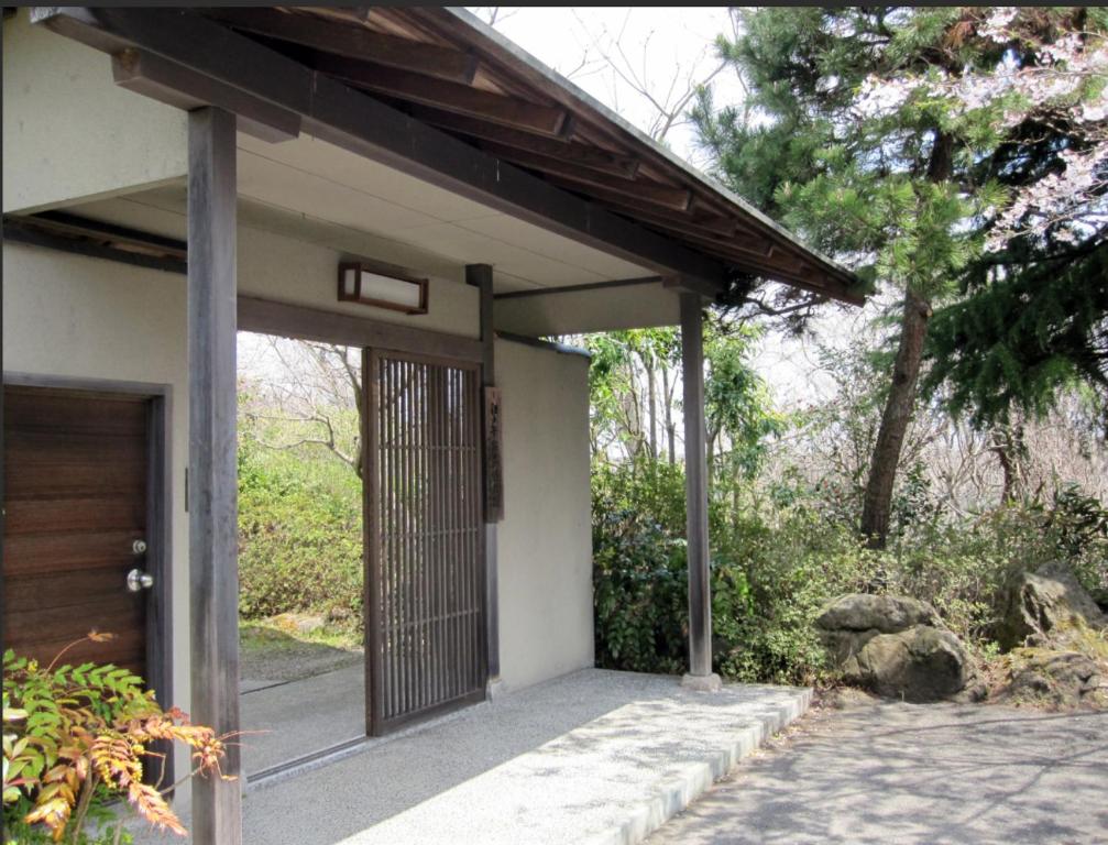 Nanakita富谷緑水庵茶道体験的木门房子的入口