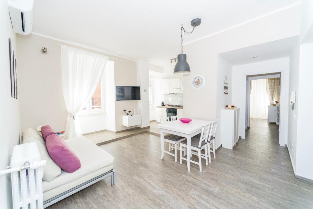 罗马庞特伦格公寓的白色的客厅配有白色的沙发和桌子
