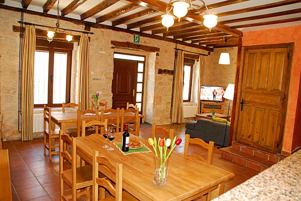 ValdeandeCasa rural Valdecid的用餐室配有木桌和椅子