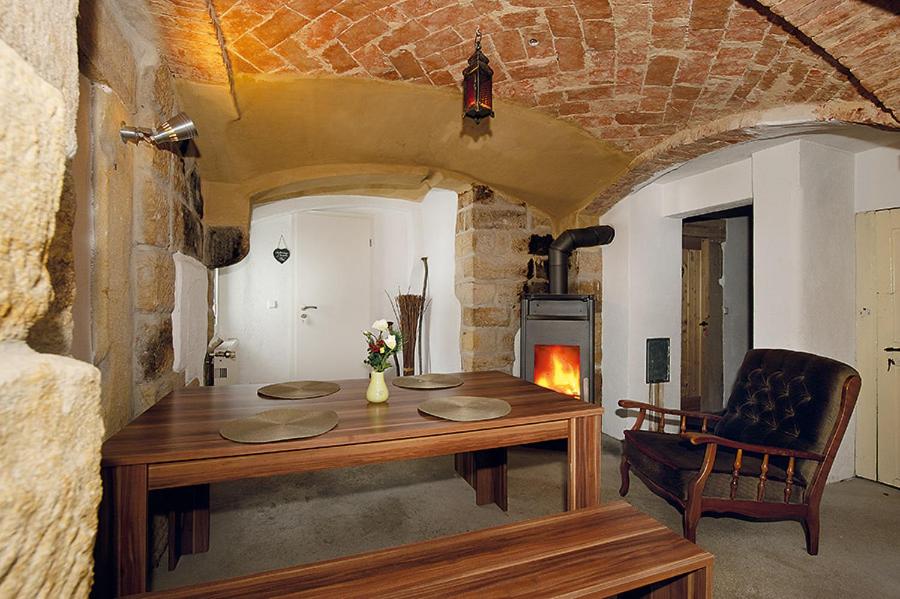 MittelndorfBergoase Hütte und Hostel Sauna Kamin Lagerfeuer的一间带桌子和壁炉的用餐室