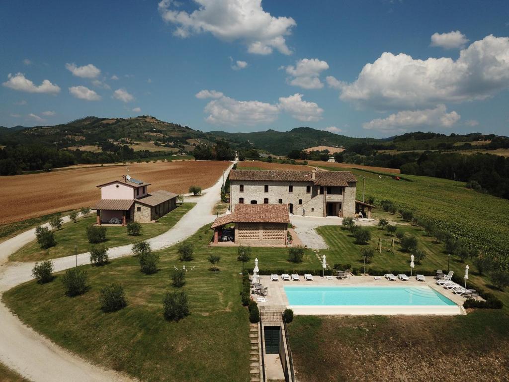 ColtavolinoAGRITURISMO La COLLINA del SOLE的享有房子和游泳池的空中景致