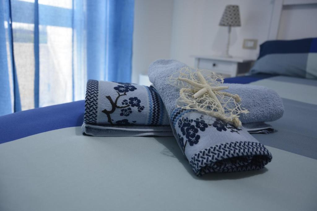 马尔扎梅米"A Livanti" B&B的床上有毛巾和袜子