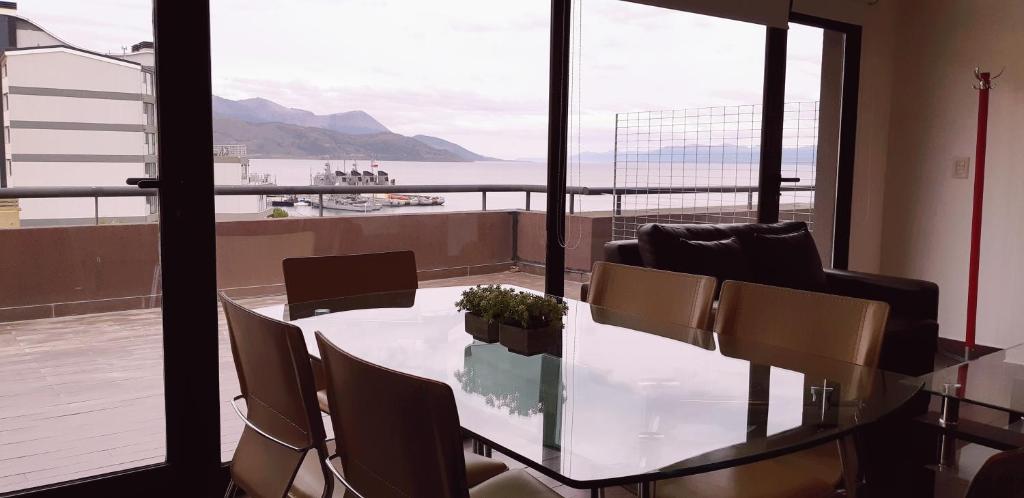 乌斯怀亚Ushuaia Flat I的餐桌和椅子,享有海景