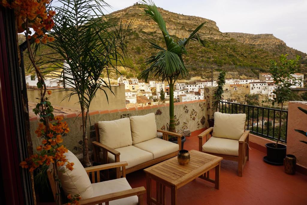 丘利利亚CASA DEL ARTE casa rural的阳台配有桌椅,享有城市美景。
