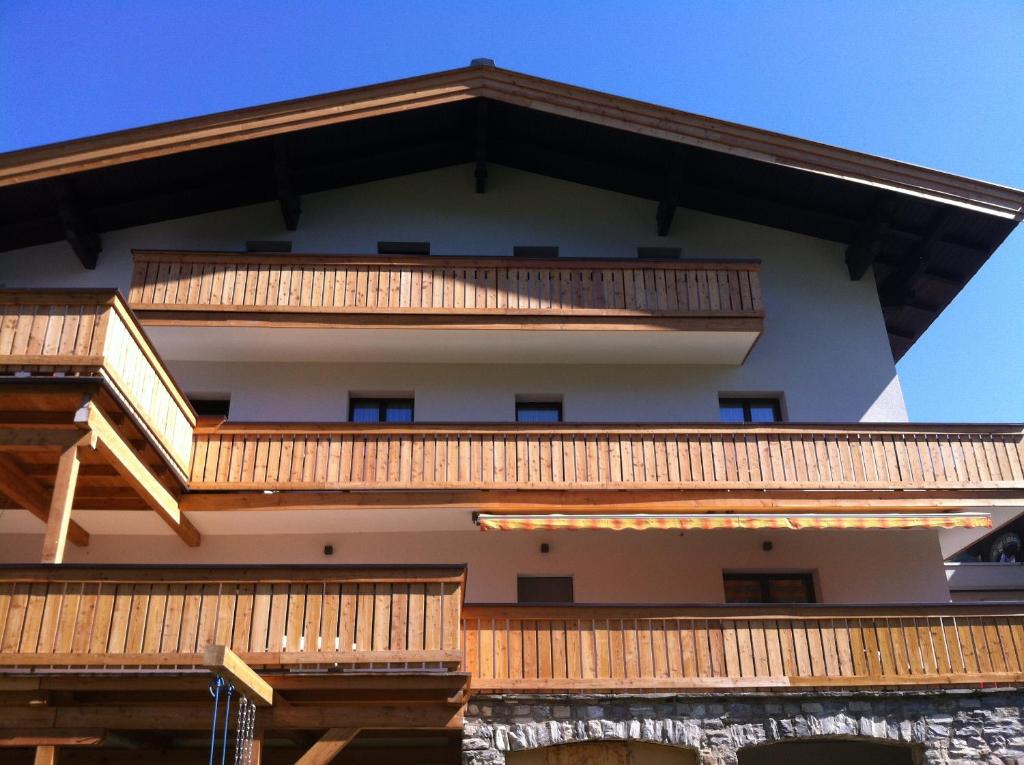 萨尔巴赫Haus Willibald的一座带木制阳台和楼梯的建筑