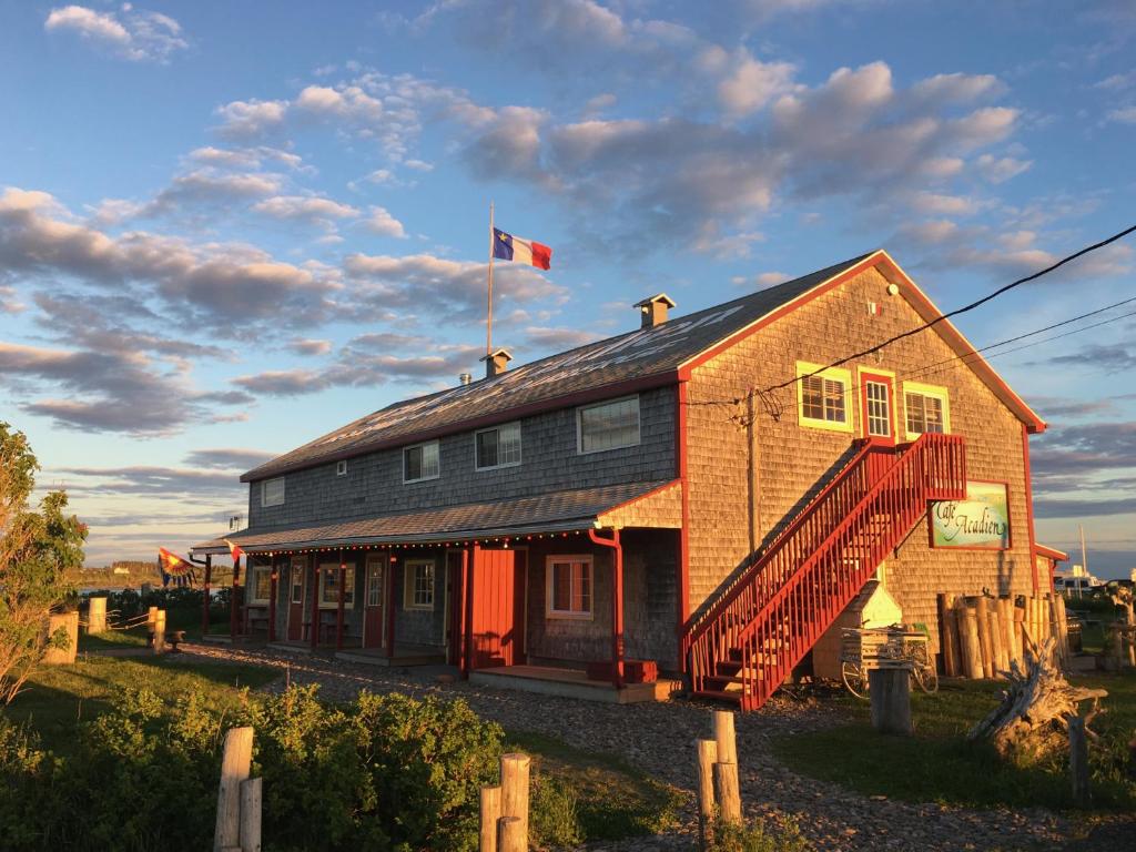 博纳旺蒂尔Auberge Café Acadien的顶部有旗帜的房子