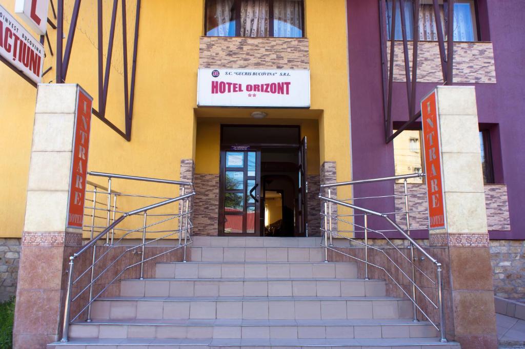 苏恰瓦奥利宗特苏奇瓦酒店的通往带入口的大楼的楼梯