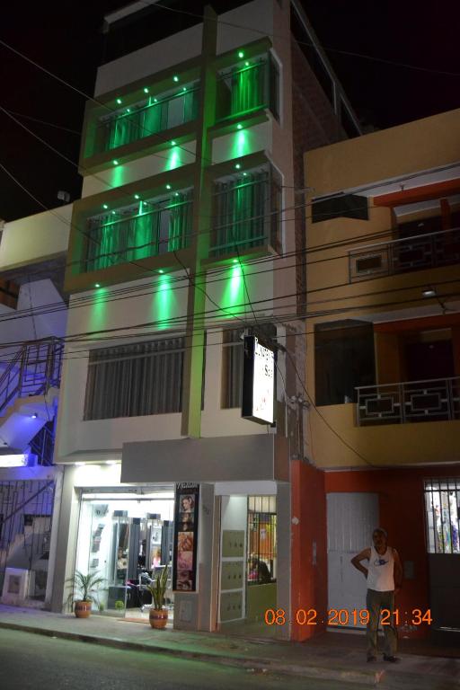皮斯科LUNATENIS的建筑的一侧有绿灯