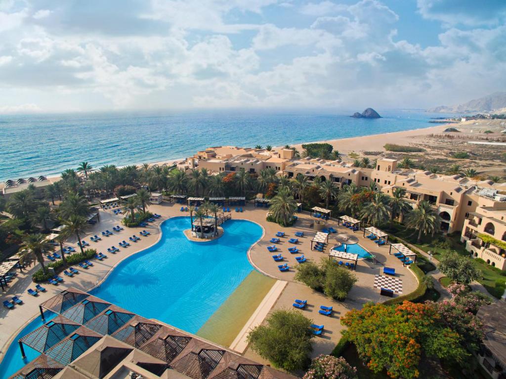 艾阿卡Miramar Al Aqah Beach Resort的享有度假胜地的空中景致,设有游泳池和海滩